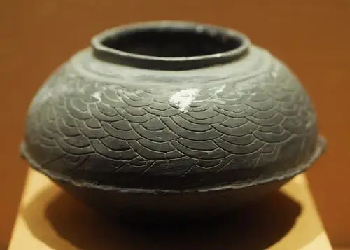 良渚文化刻划水波纹折腹罐苏州博物馆藏