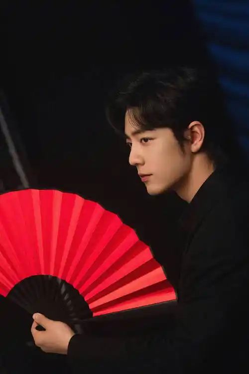 肖战日常照片尽显英姿,男人味十足