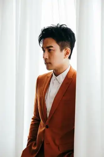 刘恺威新年与好友共度杨幂新年扎着两辫子离婚后的俩人都很好