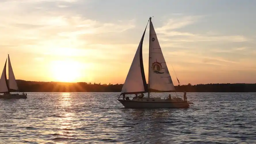 帆船在海上航行的照片