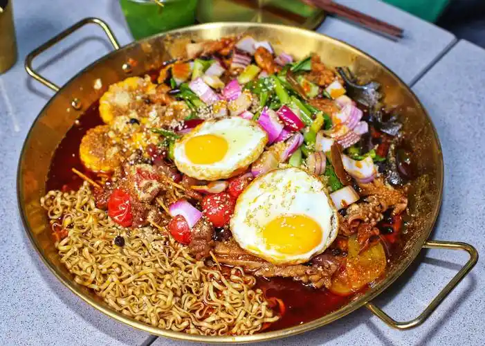 重庆首家油卤麻辣烫开业开创麻辣烫新时尚