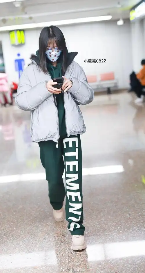 2月21日郑爽现身北京机场她一身简约装扮舒适又保暖太好看了