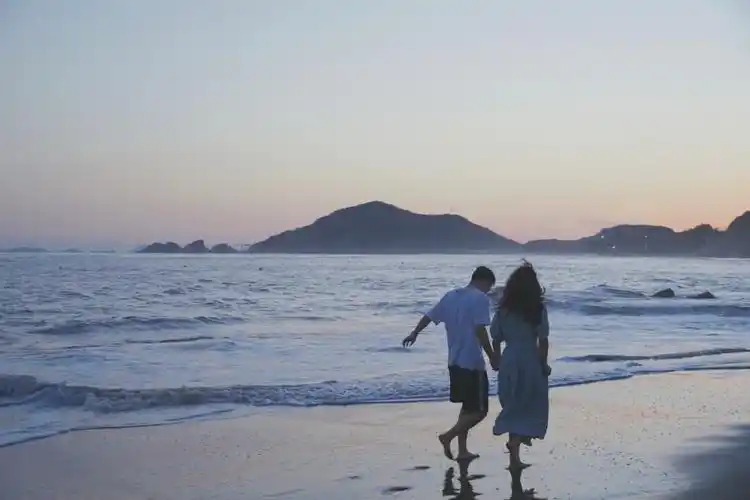 海边拍照和他手牵手看夕阳去吧