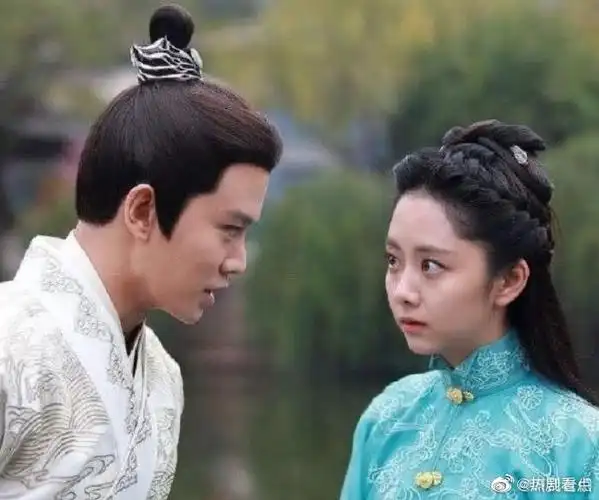 有种宠溺叫任嘉伦的眼神,盯着谭松韵看就好. 来自热剧看点 - 微博