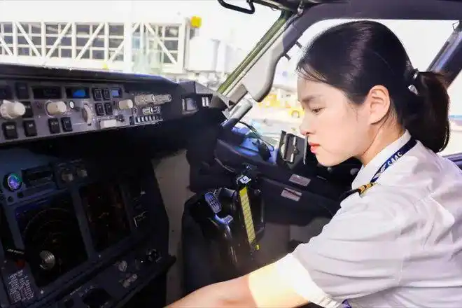 中国首位女机长伍倩玉17岁开飞机26岁当机长巾帼不让须眉