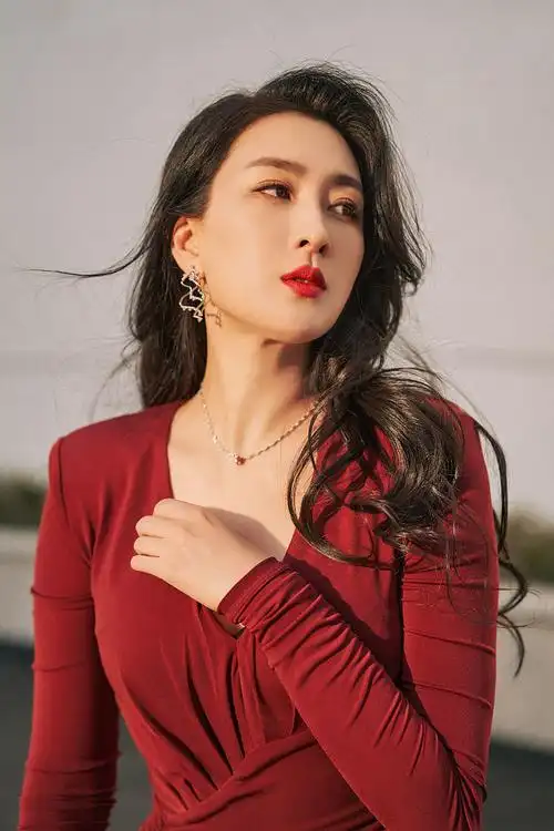 马苏最新写真大片释出 卷发红裙造型展成熟风情_凤凰网