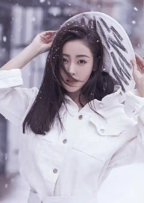 天气寒冷也要拍美照轻轻一抬手就知道张天爱气质体现在哪