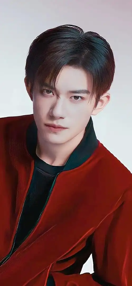 易烊千玺红色棒球服手机壁纸