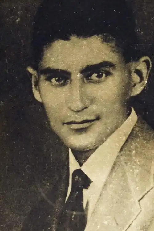 卡夫卡博物馆坐落于布拉格小城广场,这个博物馆布展方式很独特,像