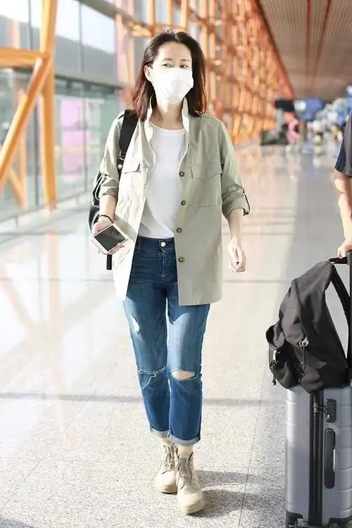 原创刘敏涛走机场白t恤配牛仔裤短靴简洁清爽气定神闲有韵味