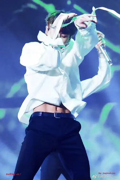 冲业绩 来看帅哥们的腹肌