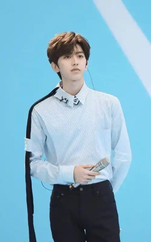 这是我们认识的蔡徐坤早期活动旧照网友这都能成顶奢吗