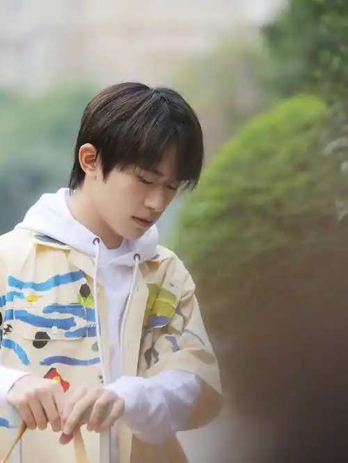 原创19岁的易烊千玺身穿涂鸦外套,表情冷酷形成强烈的反差萌