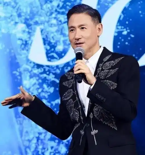 在香港出生的张学友,今年已经62岁,可能有些年纪小的朋友们不太清楚他