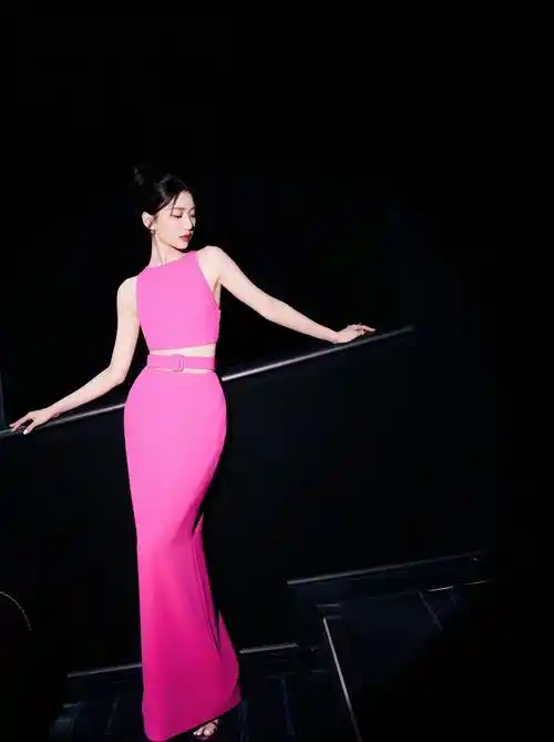 毛晓彤红色包臀长裙时尚写真_美的_大片_网友