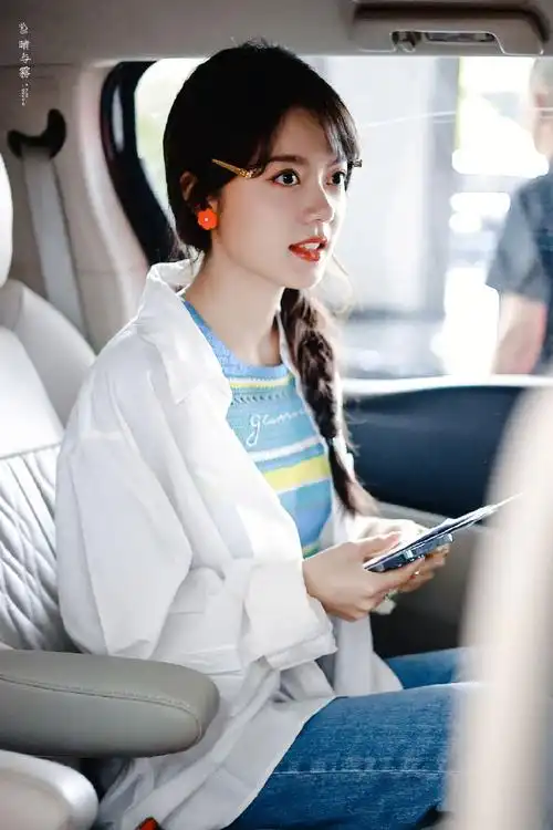 组图:赵今麦录制《你好星期六》麻花辫显温柔穿针织背心秀蛮腰