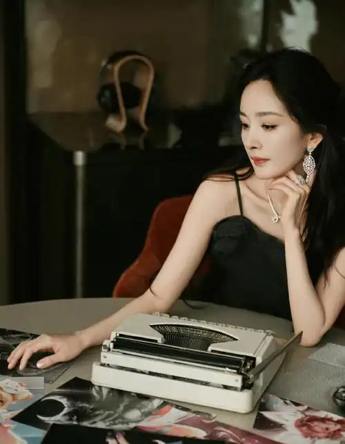 杨幂黑色吊带礼服写真|最新美照_网易订阅