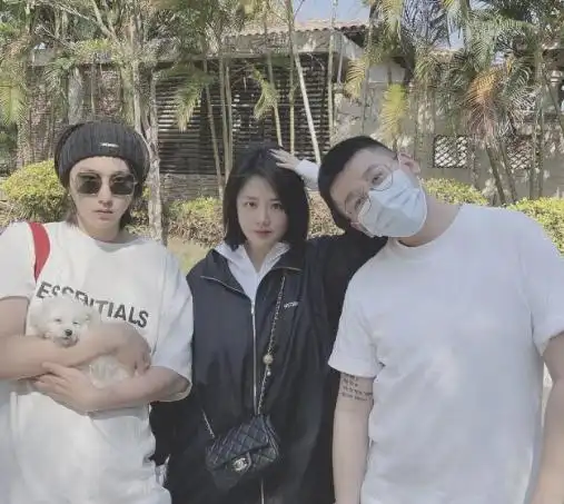 马思纯张哲轩在香港音乐节上的表现受到了广泛关注.两人亲密搭肩开心