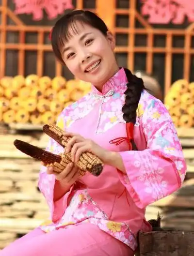 无冕之王王二妮因买不起房回农村种田现放牛带娃成了日常