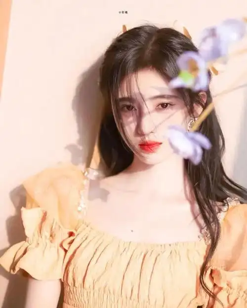 鞠婧祎不愧是4000年美女少女感十足十分养眼美得让人心动