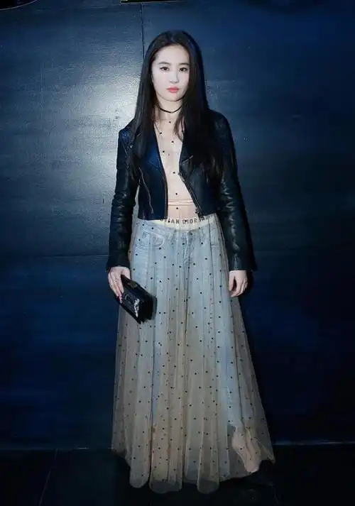 刘亦菲难得高调,穿薄纱透视裙不配底衬,看得出挺有个性的|裙装|穿搭