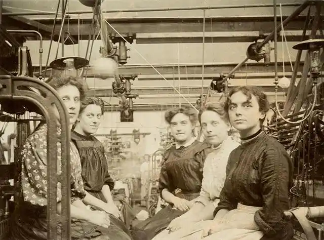 而曼彻斯特是英国工业革命的开路先锋,是持不同政见者的前沿阵地,也是