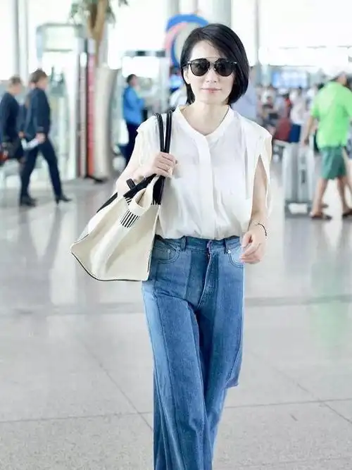 48岁俞飞鸿素颜走机场,t恤搭配牛仔裤休闲随意,气质依旧很惊艳