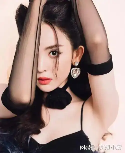 古力娜扎可爱迷人的猫耳头发型, 黑色吊带裙搭配黑丝手套!|妆容|模特|