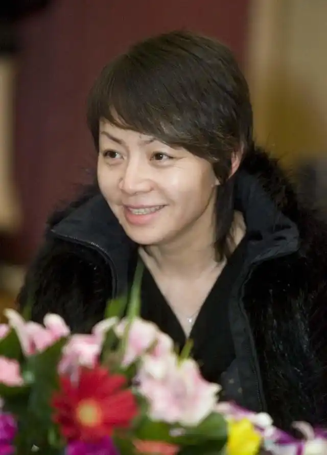 宋丹丹年轻时候很漂亮的,可惜找不着以前的照片了