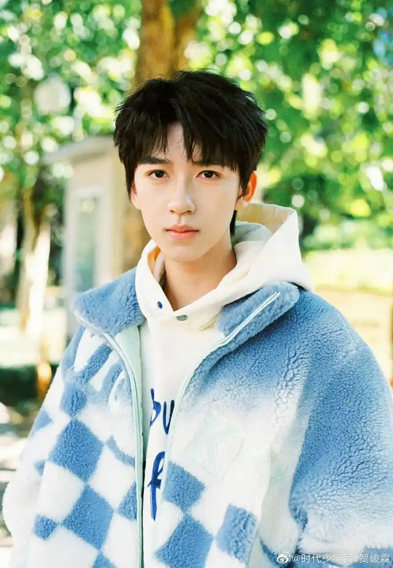 宝藏男孩 #贺峻霖#校园风格拍摄  霖霖的这个校园风格图片 - 抖音