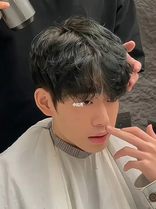 坊主加上稍豆凌乱的线条纹理烫发#上海男生烫头发  #上海男士发型设计