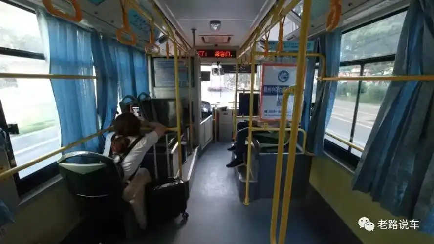 该车内部一共安装了17张乘客座椅,最大载客人数应该可以达到80人.