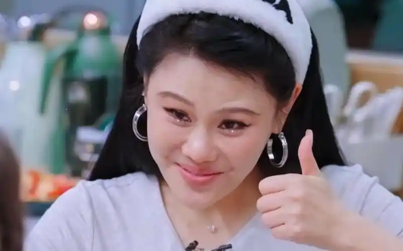 袁娅维吃完表情难管理.