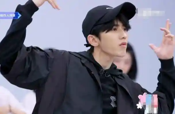 原创蔡徐坤指导跳舞时导演特意给学员镜头谁注意赵小棠的反应