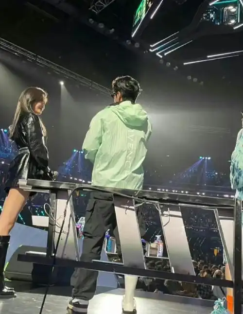 有没有可能王一博穿了袜子