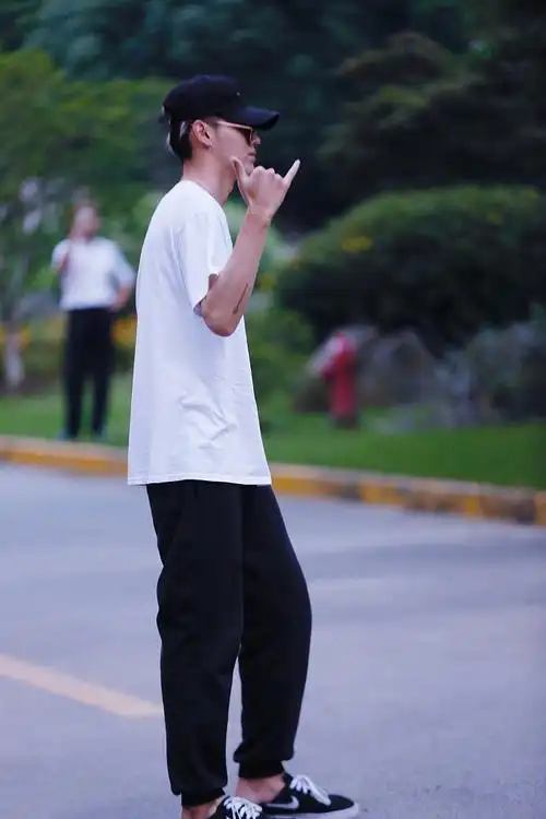 吴亦凡白t黑裤简单时尚街拍写真