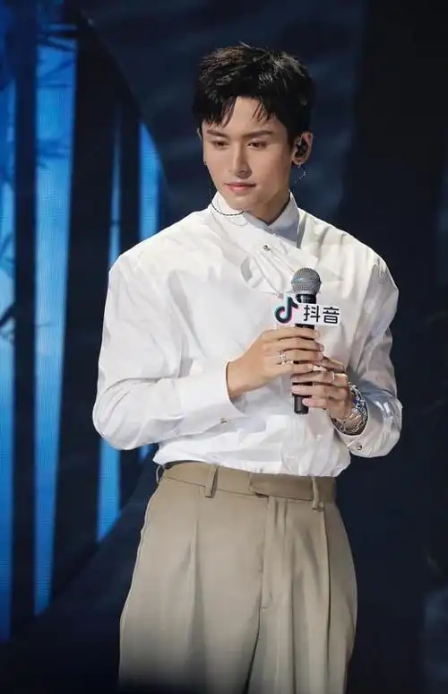 张哲瀚努力打扮成熟穿白色西服套装倒三角身材显硬朗肌肉感