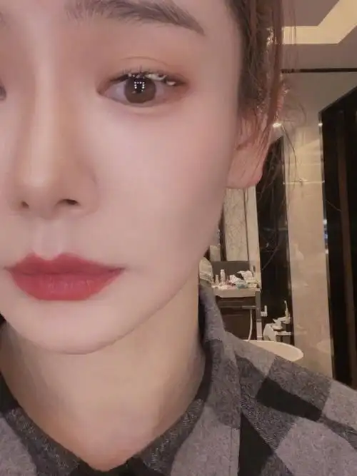 戚薇的双眼皮,做了很多年,仍然是痕迹比较明显的,只能通过浓妆才能