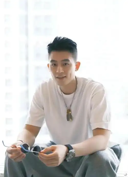 欧豪这么帅为什么火不起来,是不是因为他演的剧都太"正"了,还有人说是