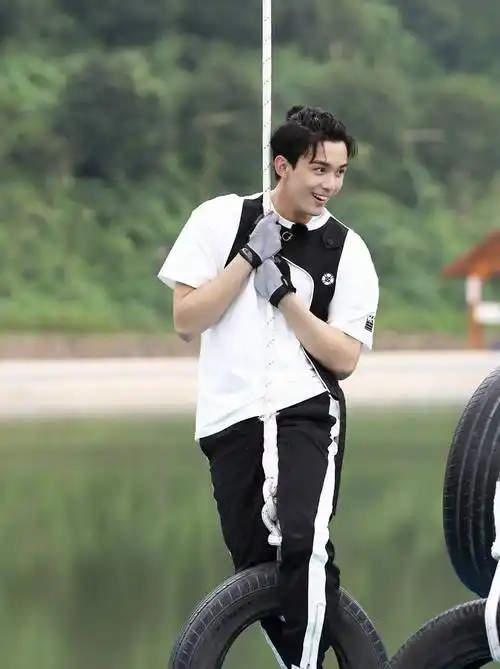 吴磊《快乐大本营》狂喝水,自称喝水大师,黑毛衣珍珠装饰超抢眼_衬衫