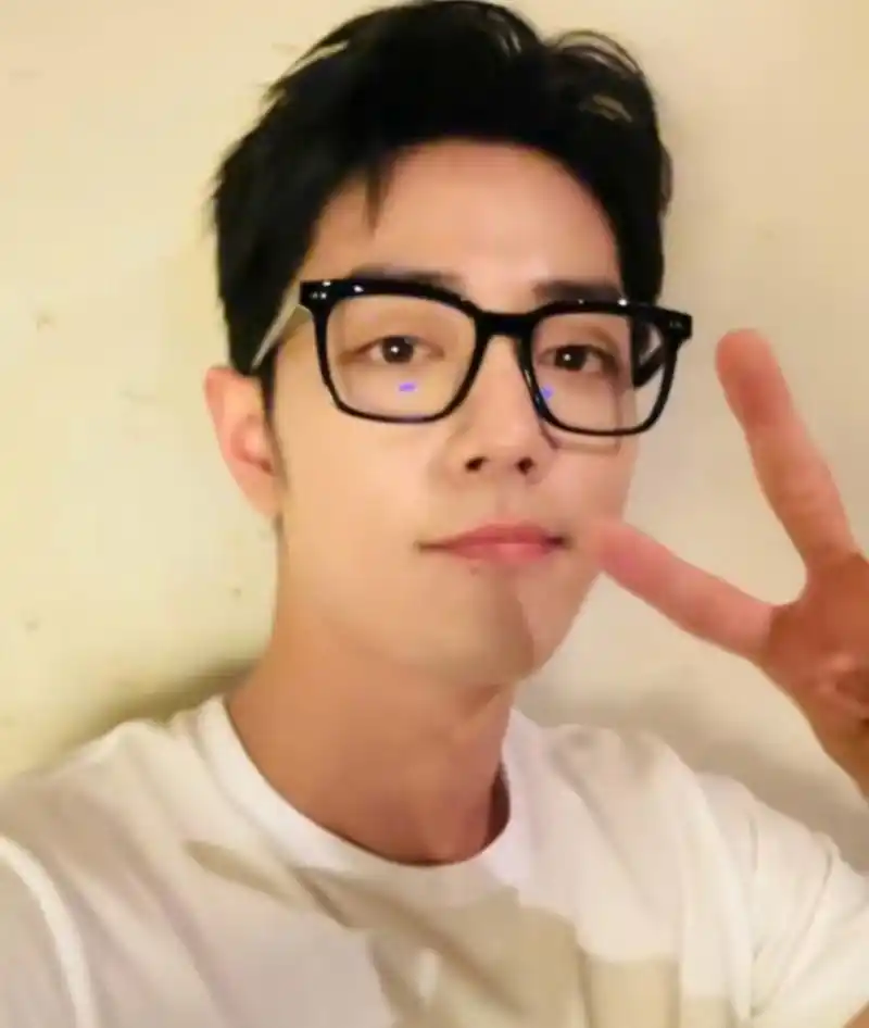 肖战穿纯白t恤都那么耐看,歪嘴比耶有种痞帅的感觉,平时西装看多了