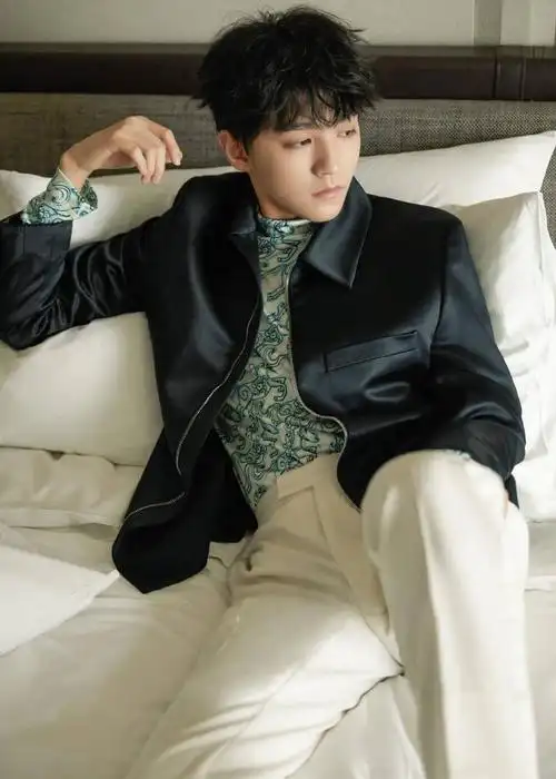 王俊凯时尚芭莎年度派对造型释出迪奥小王子待会儿见