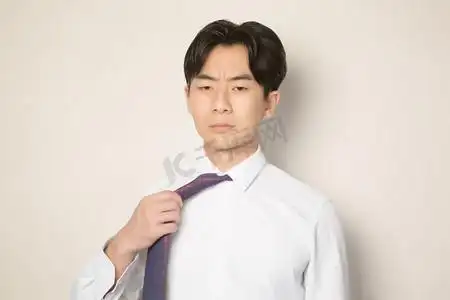 男士专业形象西服扯领带摄影图配图