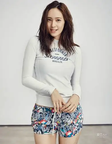 [郑秀晶][分享]160516 佐丹奴画报总有惊喜 咬舌头不是犯规吗?