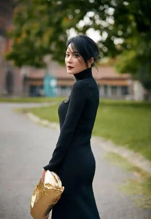 50岁俞飞鸿太敢穿!穿丝绒裙藏不住凹凸感,这身材实在"有料"