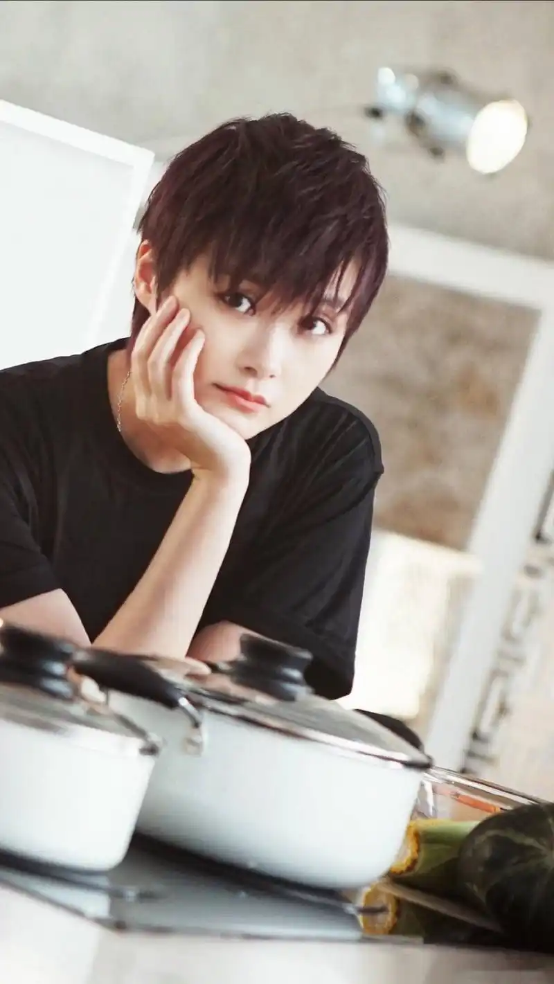 李宇春的短发造型,每次都深得我心,春春真的又帅又有女人味.