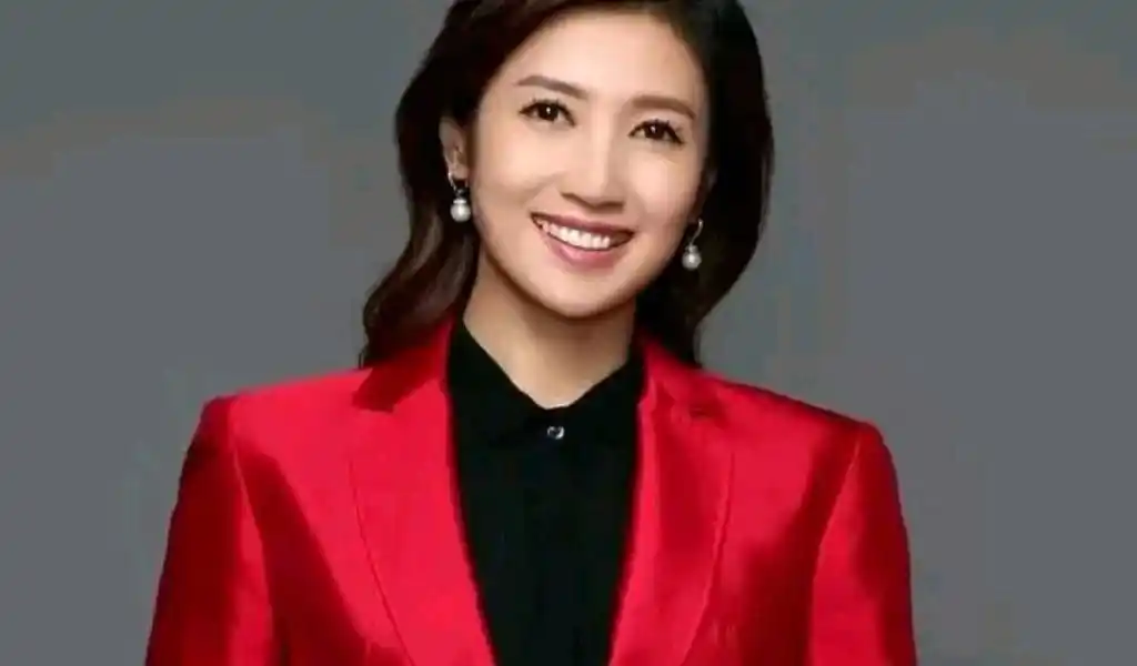 央视主持人刚强妻子春妮,一家三口坐豪华游艇游玩,儿子照首曝光