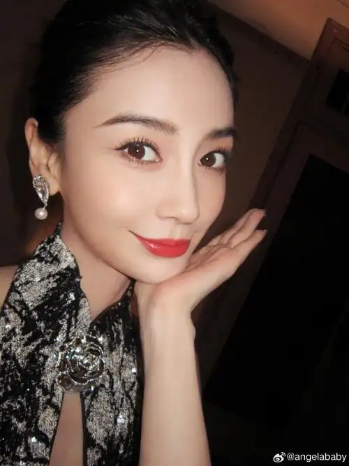 angelababy嘟嘴比耶照