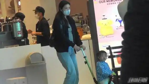 黎明妻女逛街被拍!3岁女儿罕曝正脸超像爸,坐车出行个头超大