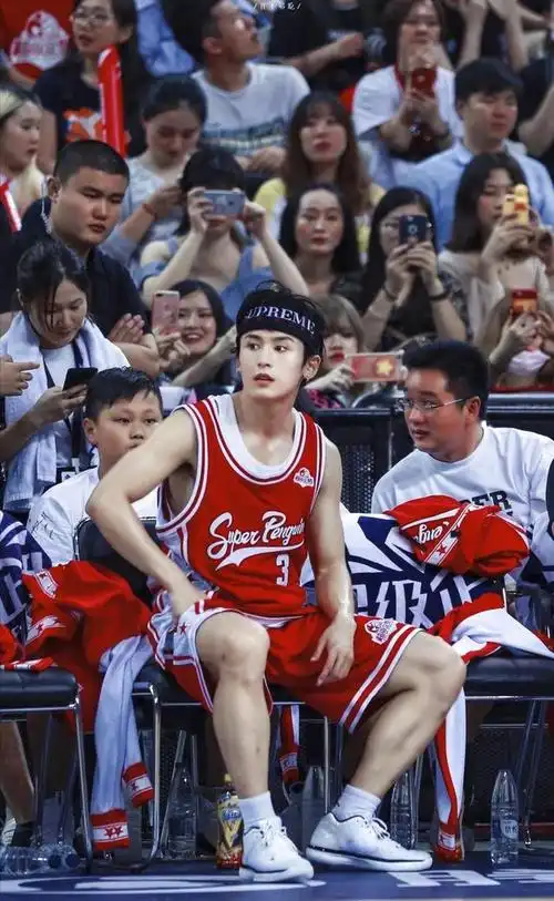 张哲瀚身材娱乐圈no.1,细腰,翘臀,长腿,粉丝:我可以!